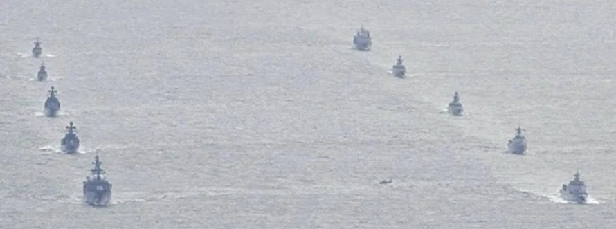 지난 23일 동중국해를 항해하는 중국(오른쪽)과 러시아 군함. [일본 방위성 제공. 재판매 및 DB 금지]