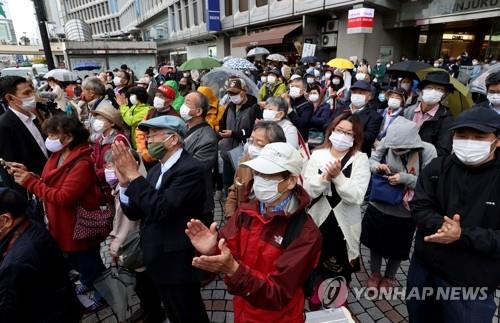 (도쿄 AFP/지지통신=연합뉴스) 일본 중의원 총선 공식 선거운동 첫날인 지난 19일 도쿄에서 유권자들이 후보들의 거리 유세를 지켜보며 손뼉을 치고 있다. 