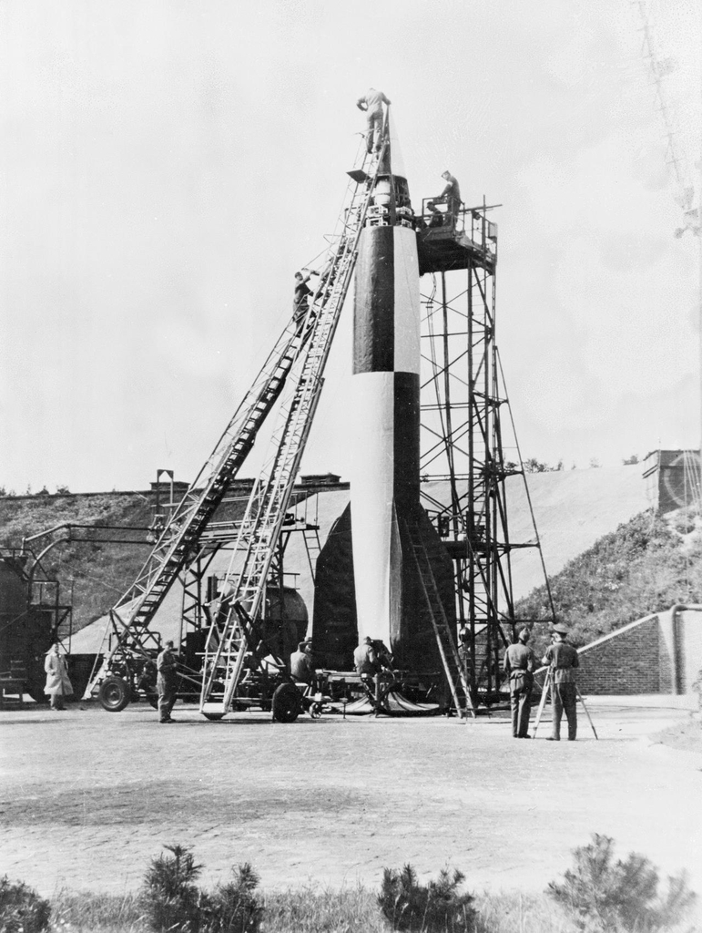 1942년 독일이 발사한 세계 최초의 로켓 V-2.