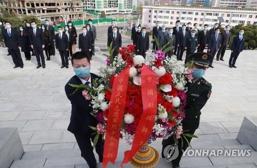 4월 청명 맞아 평양 우의탑에 헌화하는 중국 대사관 직원들