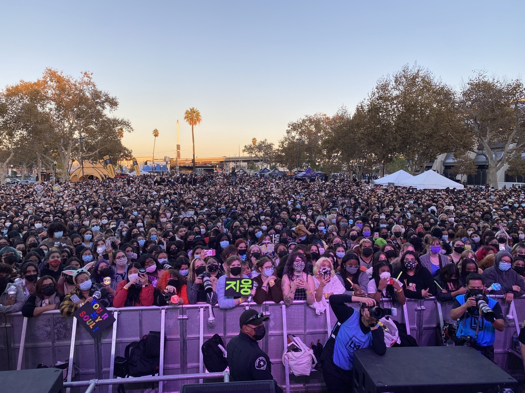 미국 로스앤젤레스(LA)에서 열린 K팝 그룹 '피원하모니' 공연에 모인 팬들
