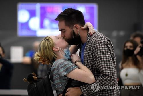 키스하는 커플