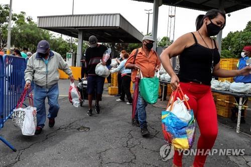무료로 음식 받아가는 브라질 상파울루 시민들 [EPA=연합뉴스 자료사진]