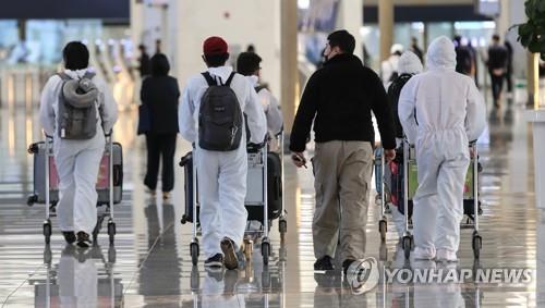 불안한 여행길, 방호복 차려 입국 출국