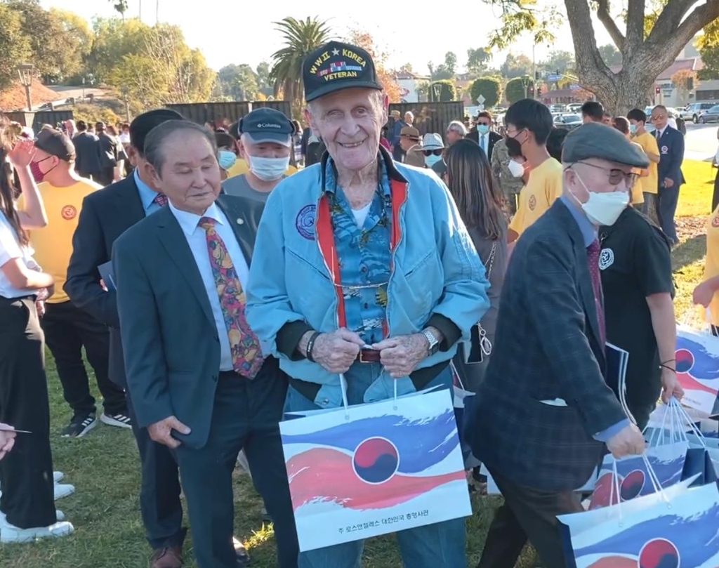 한인 학생이 건넨 선물을 받은 참전용사
