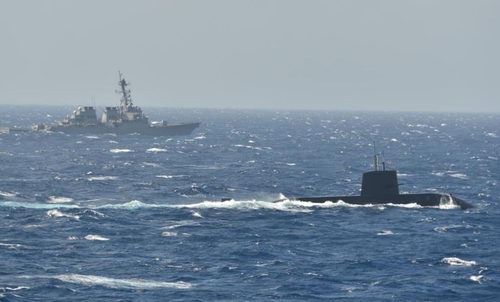 16일 연합훈련 중인 미국 구축함과 일본 잠수함