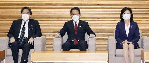 기시다 후미오 일본 총리가 지난 12일 각의(국무회의)를 주재하고 있다. 왼쪽은 하야시 요시마사 외무상, 오른쪽은 노다 세이코 지역창생·저출산대책담당상. [교도=연합뉴스 자료사진]