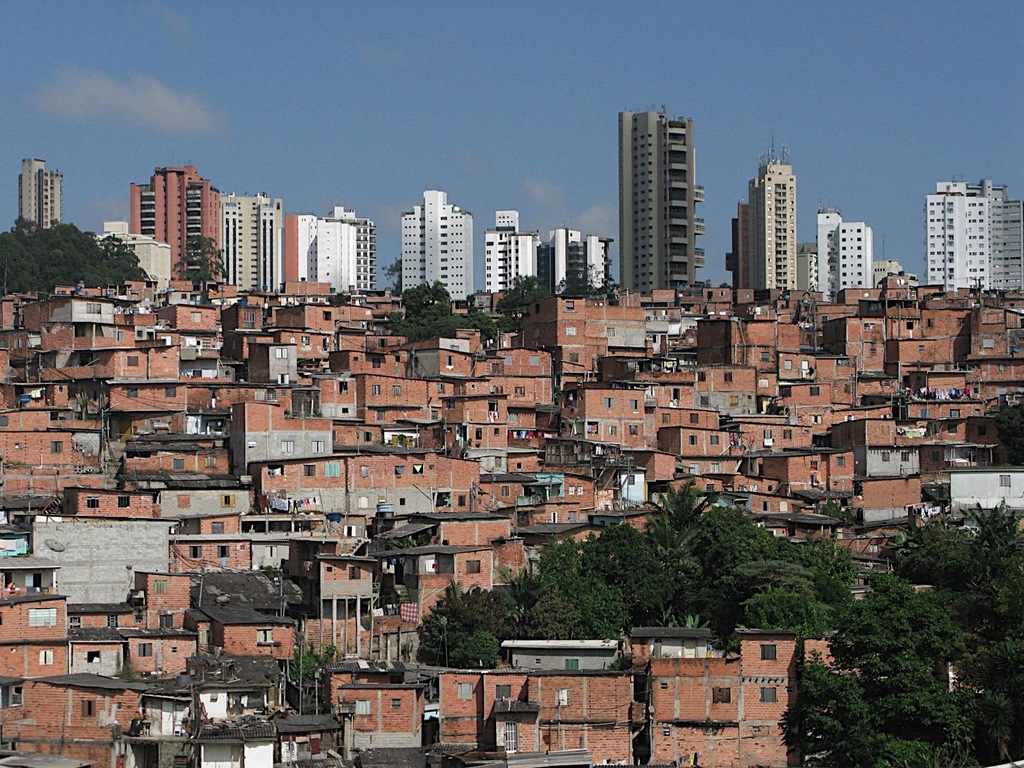 브라질 상파울루의 대표적인 빈민가 파라이조폴리스 파벨라, 뒤쪽으로는 부촌 