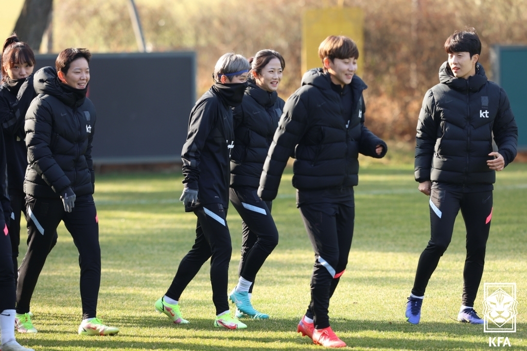 훈련하는 여자 축구대표팀 선수들