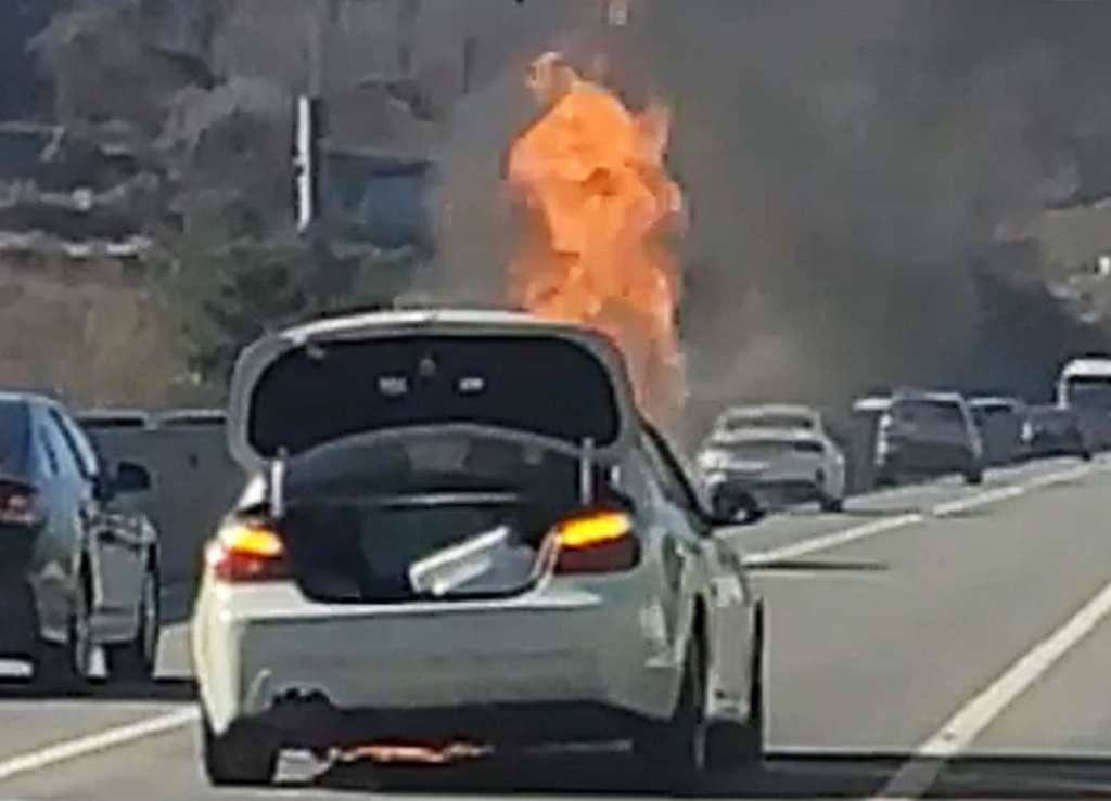 고속도로 달리던 BMW서 불