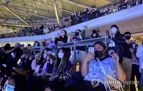 마스크를 쓰고 방탄소년단 콘서트를 즐기는 팬들