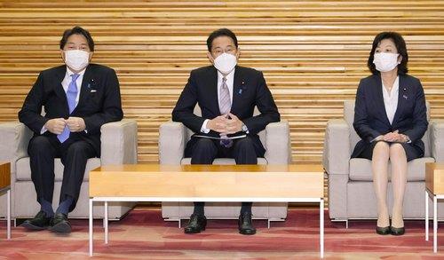 기시다 후미오 일본 총리(가운데)가 지난 26일 오전 정례 각의(국무회의)를 주재하고 있다. [교도=연합뉴스 자료사진]