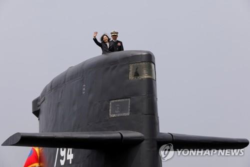 차이잉원 대만 총통이 잠수함에 승선한 모습 