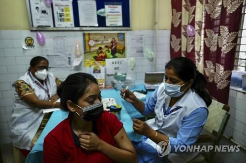 인도 뉴델리에서 진행된 코로나19 백신 접종 모습