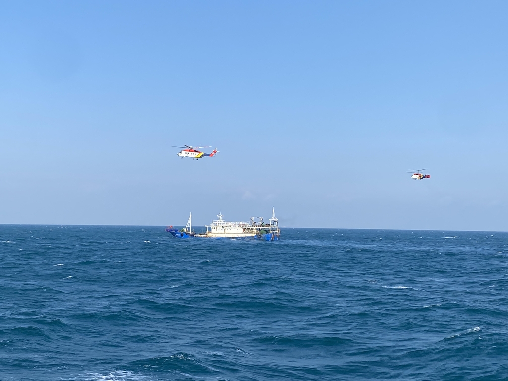 여수 간여암 남동쪽 해상서 중국어선 침수…해경 구조