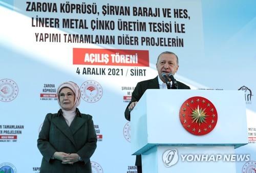 터키 동부 시이르트에서 연설하는 에르도안 대통령