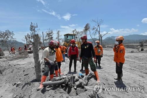 7일 스메루 화산 폭발 피해 지역을 수색하는 모습