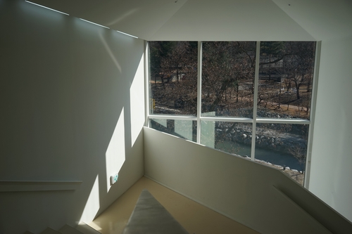 장욱진미술관 내부 계단과 창문 '식탁'(1963)