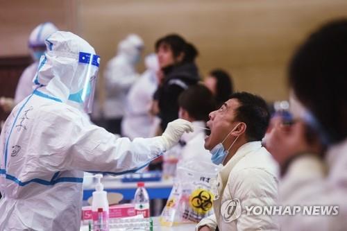코로나 검사받는 중국 저장성 주민…집단감염 확산