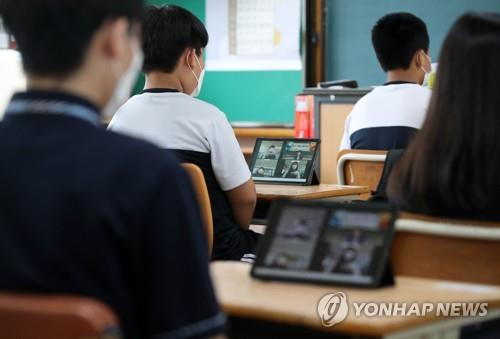 태블릿 PC 이용하는 학생