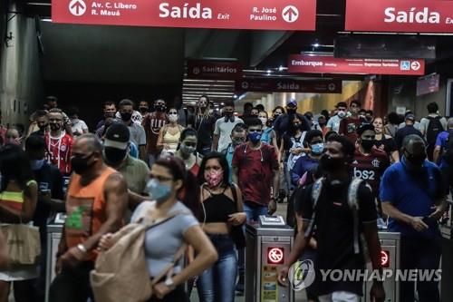 마스크 쓴 시민들로 붐비는 상파울루의 지하철역