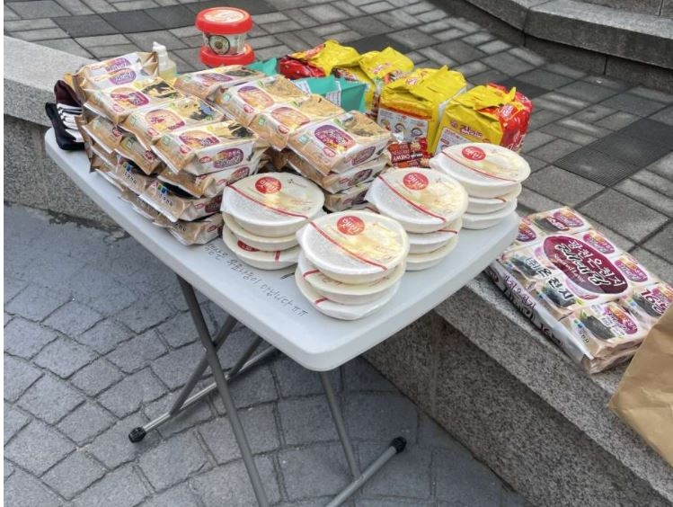 고려대 정경대 후문에 놓인 나눔 물품