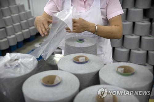 중국 신장의 한 섬유공장에서 일하는 직원