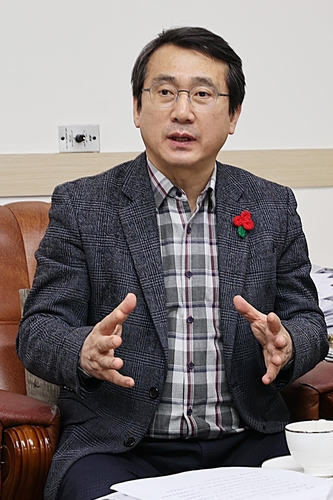 인터뷰하는 강성태 수영구청장