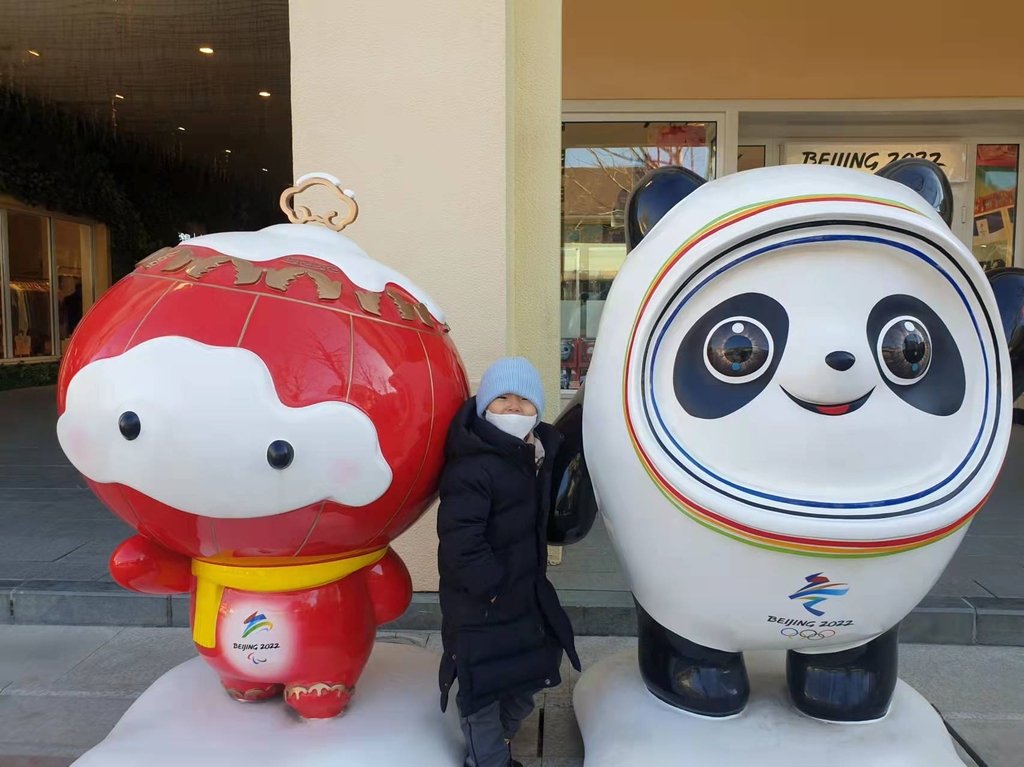 베이징 올림픽 기념품 판매점 앞에서 사진 찍는 어린이