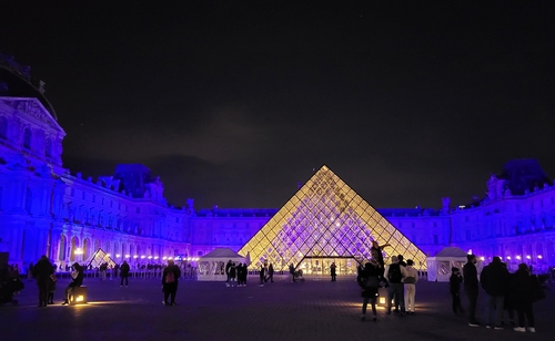 파란 조명으로 뒤덮인 프랑스 파리 루브르 박물관