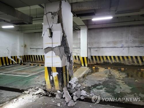 2021년 12월 31일 마두역 인근 7층 건물 지하 콘크리트 기둥이 파손된 모습