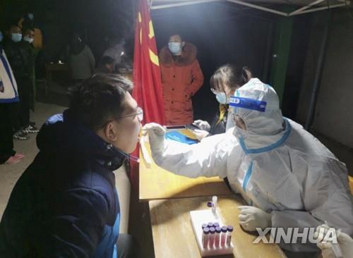 허난성 안양시에서 10일 주민이 핵산검사를 받는 모습