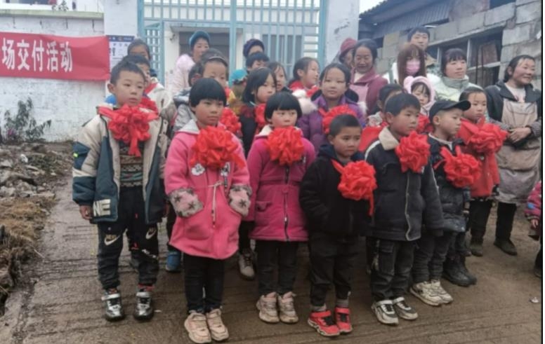 최근 중국 윈난성 쿤밍시 이량현의 초등학교에서 우등상 상품으로 새끼 돼지를 나눠줬다. 수상한 학생들이 가슴에 붉은색 종이꽃을 달고 단체 사진을 찍은 모습. [사우스차이나모닝포스트 캡처. 재판매 및 DB 금지]