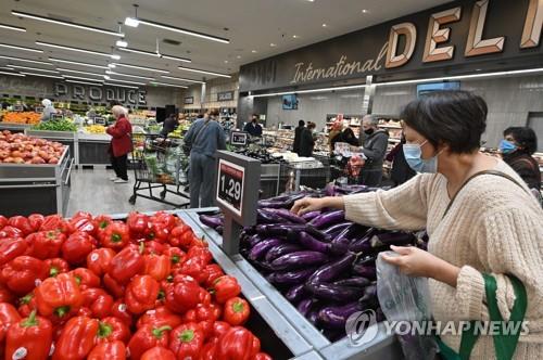 미국의 한 슈퍼마켓에서 식료품 고르는 여성 [AFP=연합뉴스 자료사진]