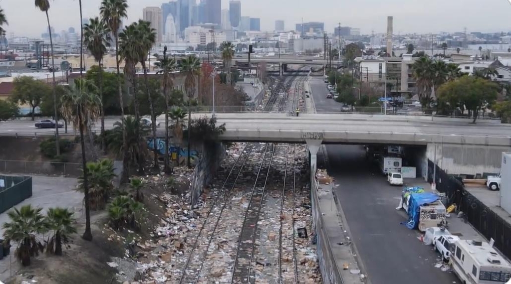 LA 중심가를 가로지르는 철도에서 화물 열차 약탈 