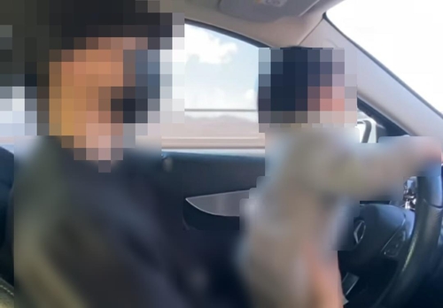아기에 달리는 차 운전대 잡게한 아빠…경찰 "처벌 대상"
