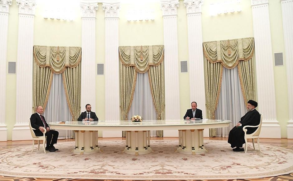 (모스크바=연합뉴스) 모스크바를 방문한 세예드 에브라힘 라이시 이란 대통령(맨 오른쪽)과 회담하는 블라디미르 푸틴 대통령(맨 왼쪽). [크렘린궁 사이트 자료 사진]