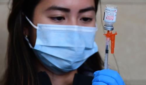 모더나의 코로나19 백신 접종을 준비하는 간호사