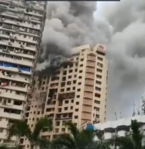 인도 뭄바이 고층 아파트서 화재…"7명 사망·15명 부상"