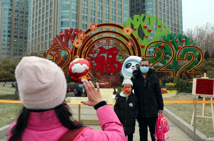 베이징 창안제에 설치된 동계올림픽 조형물