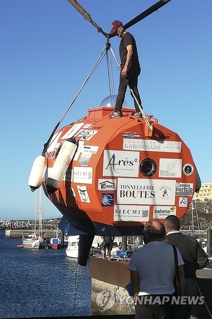 2018년 12월 말 사뱅이 대서양 횡단을 위해특수 제작한 드럼통 모양의 주황색 캡슐.