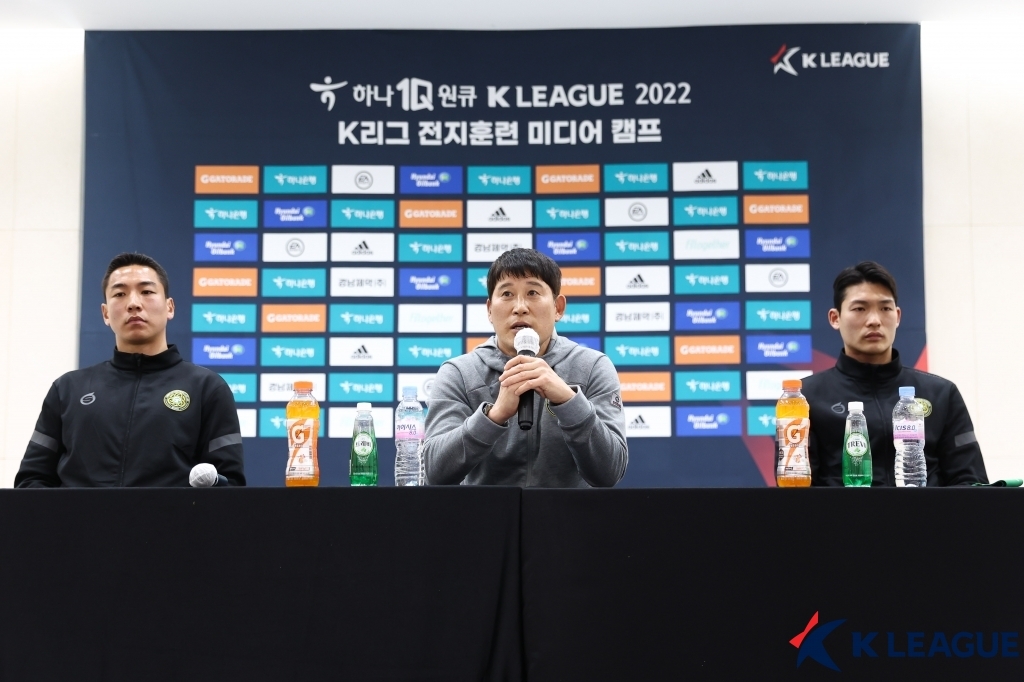 기자회견 참석한 고정운 감독(가운데)과 김포 선수들