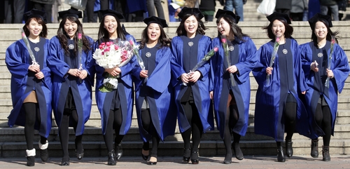 서울 숙명여대에서 졸업식을 마친 졸업생들이 밝게 웃으며 식장을 나서고 있다. 2012년 [연합뉴스 자료사진]