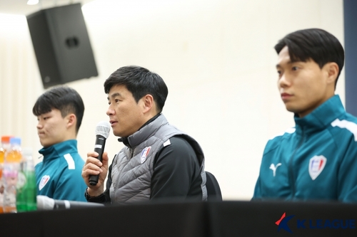 기자회견 참석한 박건하 감독(가운데)과 수원 선수들