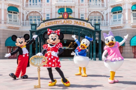 디즈니 캐릭터들. 붉은 원피스를 입은 미니마우스가 왼쪽에서 두 번째 자리에 서 있다.