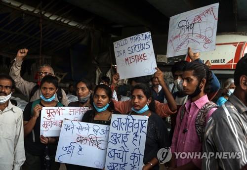  인도 뭄바이에서 집단 성폭행 근절을 요구하며 시위하는 주민.