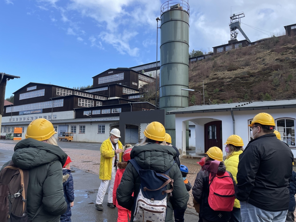 독일 람멜스베르크 광산 견학프로그램 설명 듣는 방문객들