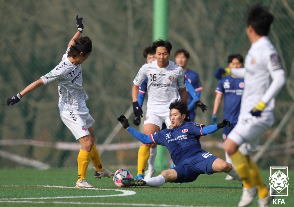김해재믹스와 서울중랑축구단의 FA컵 1라운드 경기 모습