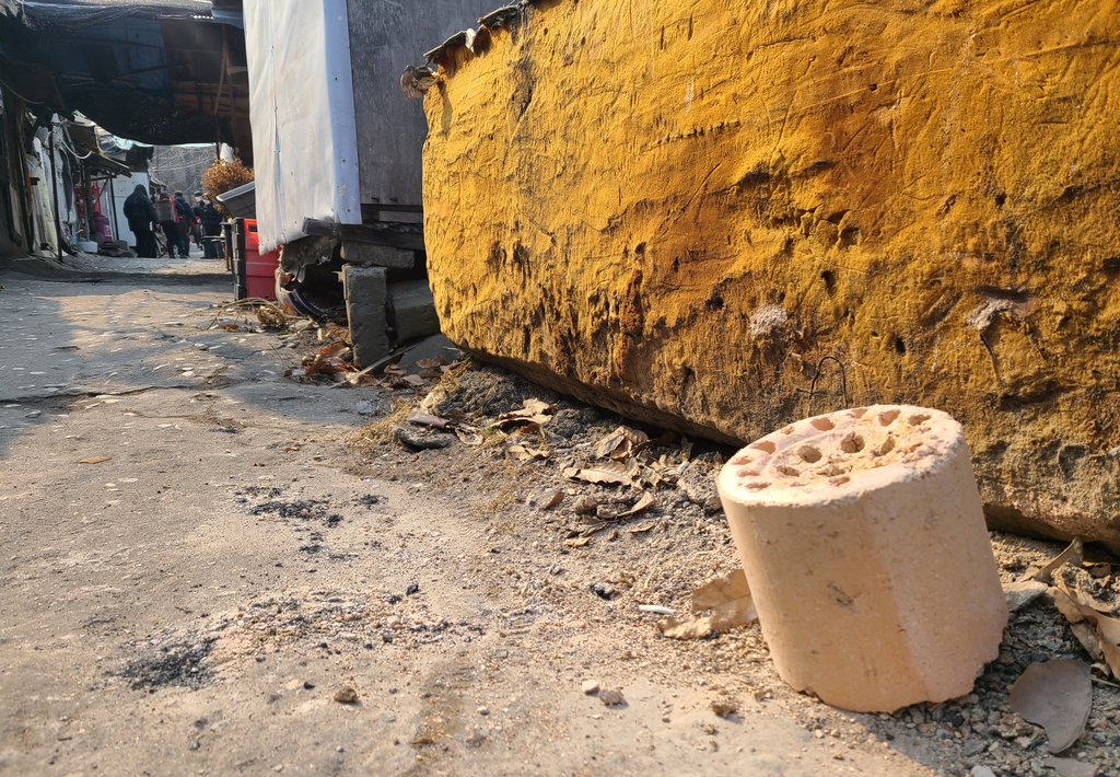 판자촌의 연탄재