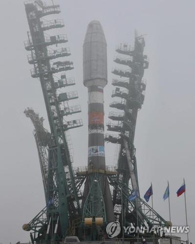 원웹 위성을 탑재한 채 발사장에 세워지는 러시아 소유스-2.1b 로켓